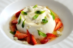 panna-cotta-con-miele-fragole-e-ricola-cristallizzata-1